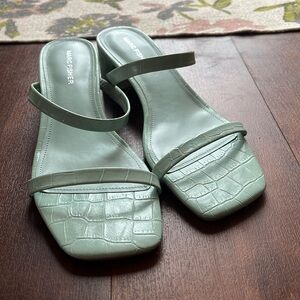 Mint color chunk heel sandals